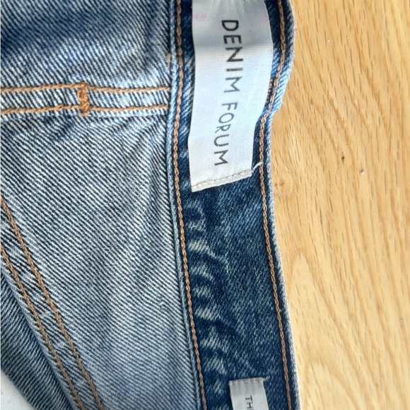 Two pairs of like new shorts - Levi’s and Denim Forum - size 25 waist - Picture 3 of 3
